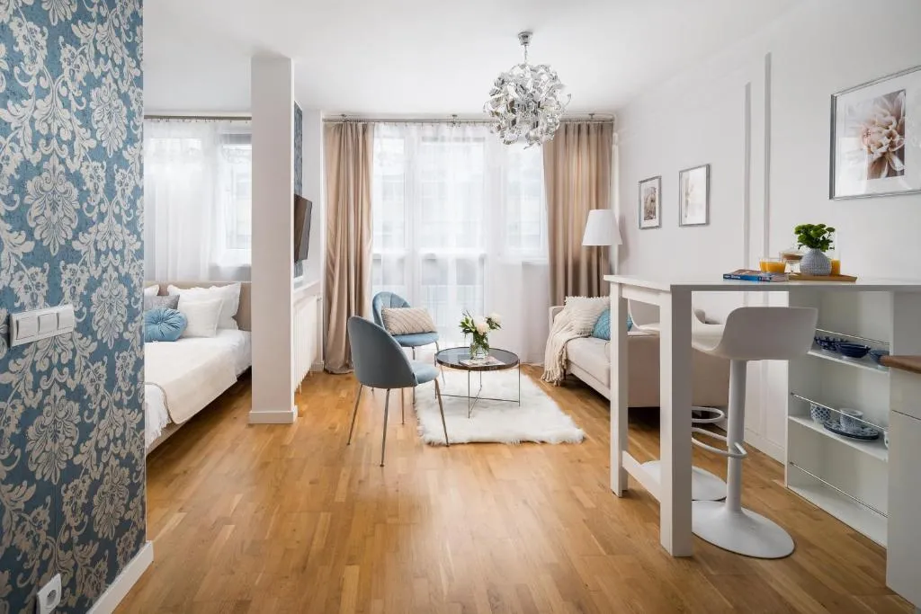 Image of Charming air-conditioned studio 950 m from Central Station, bedroom & separate living room