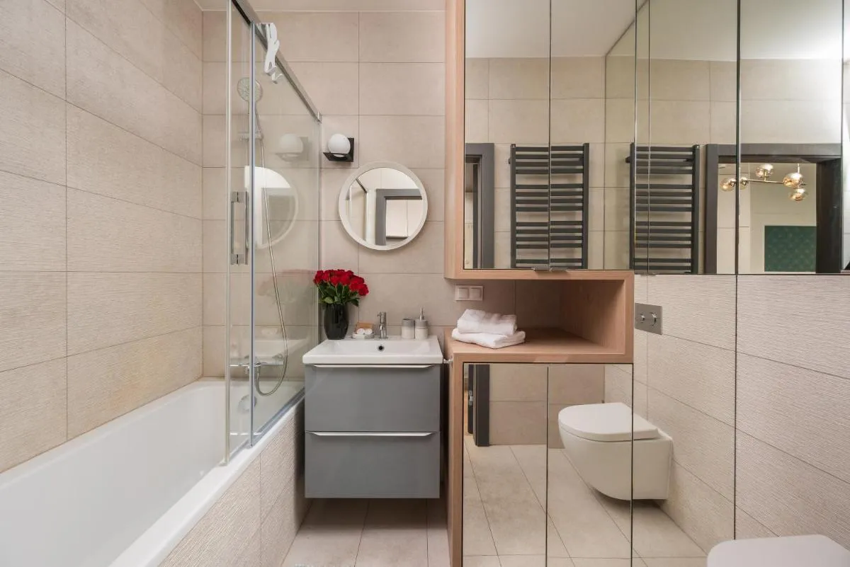 Image 2 of Fully-equipped studio with garage, balcony, 300 m to Metro Station, only 10 min to city centre