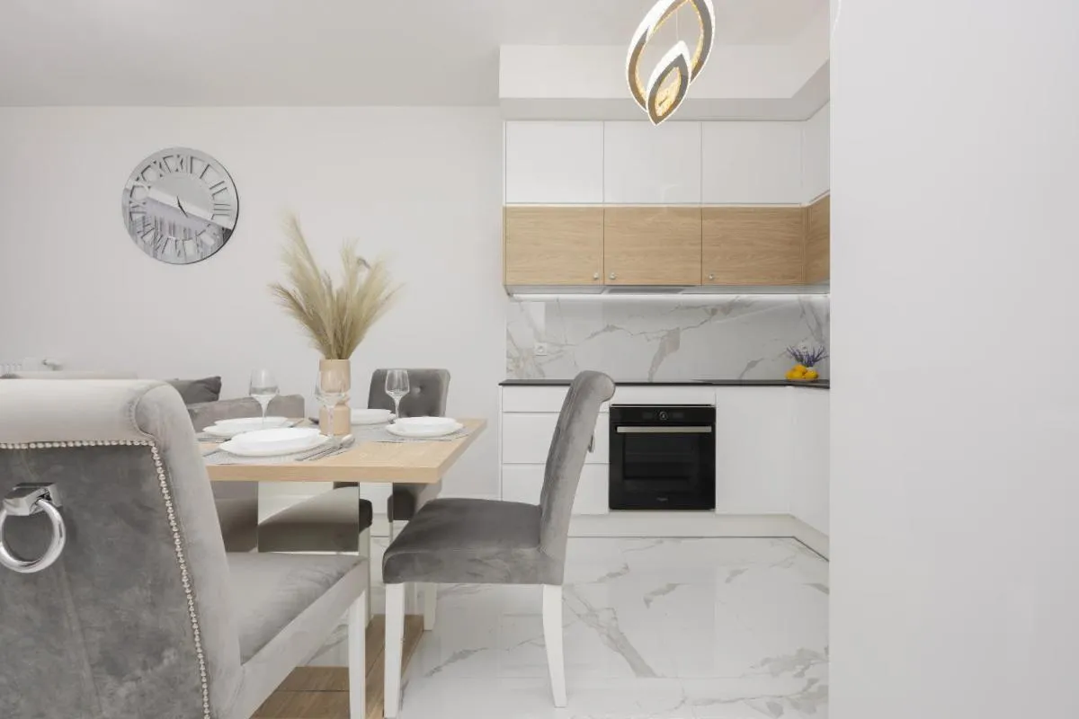 Image 2 of Luxurious Grey Apartment with Sauna, Gym and Parking by Noclegi Renters