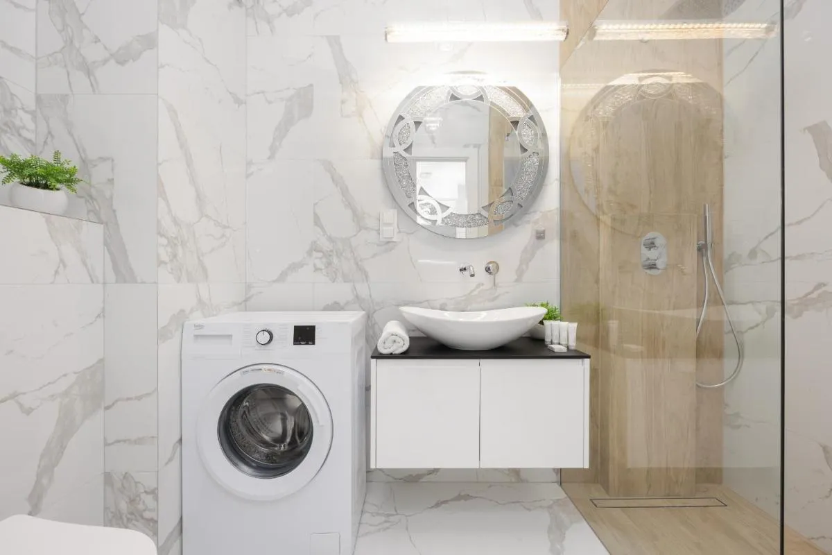 Image 5 of Luxurious Grey Apartment with Sauna, Gym and Parking by Noclegi Renters
