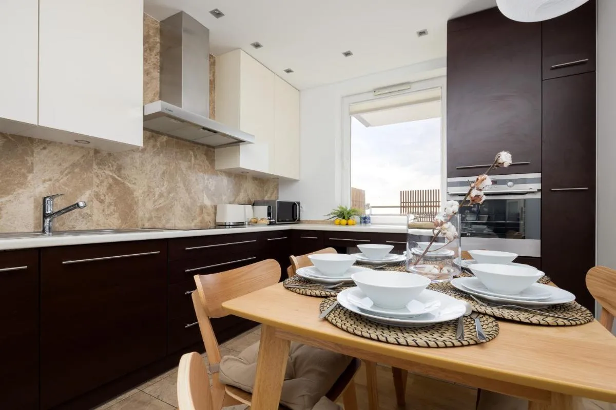 Image 5 of Luxury Four Bedroom Apartment with Parking & Balcony in Mokotów by Renters Prestige