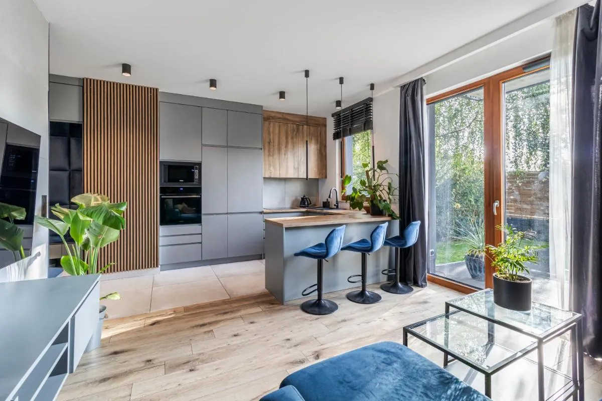 Image 3 of Modern apartment with spacious backyard by Matt