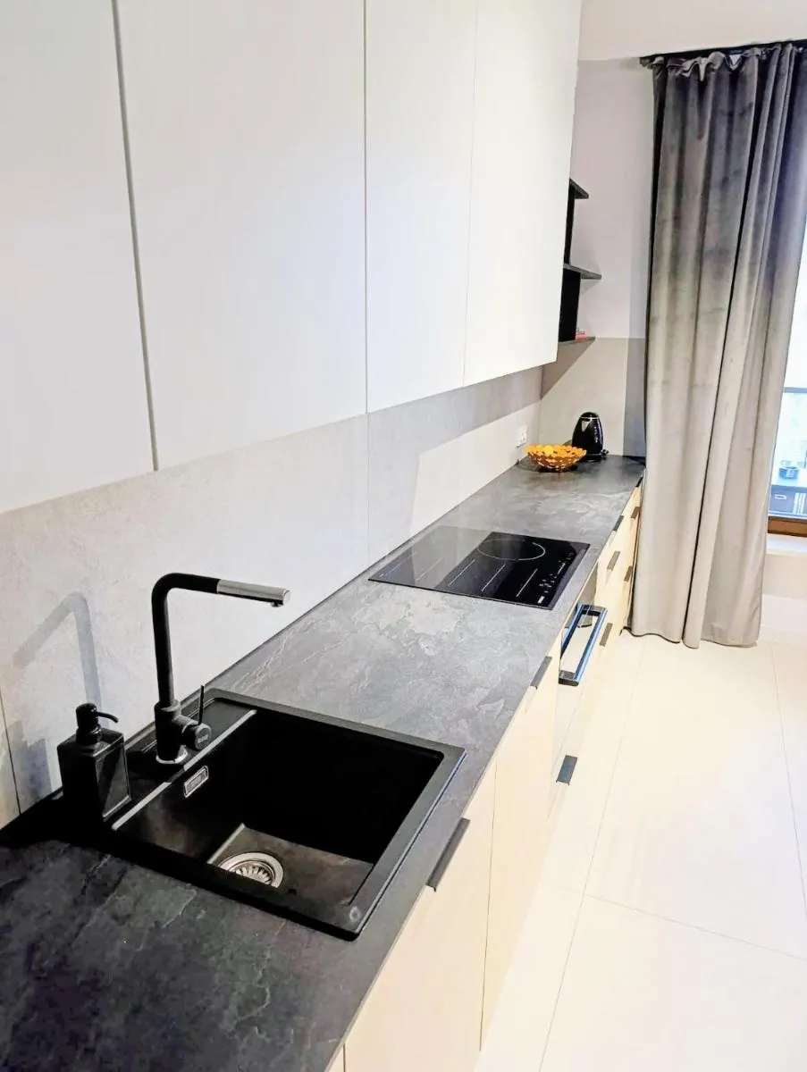 Image 2 of Spacious & Modern 3BR-2BA Apt
