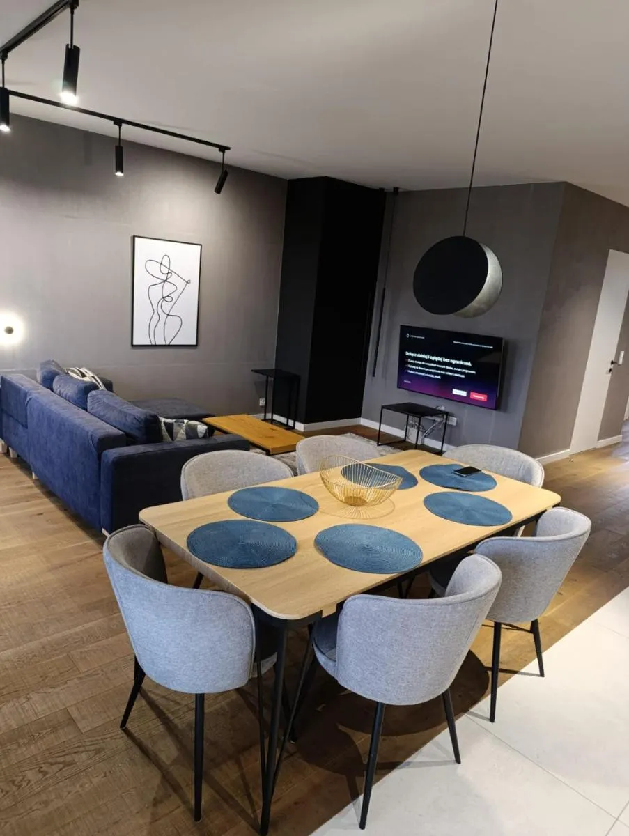 Image 4 of Spacious & Modern 3BR-2BA Apt