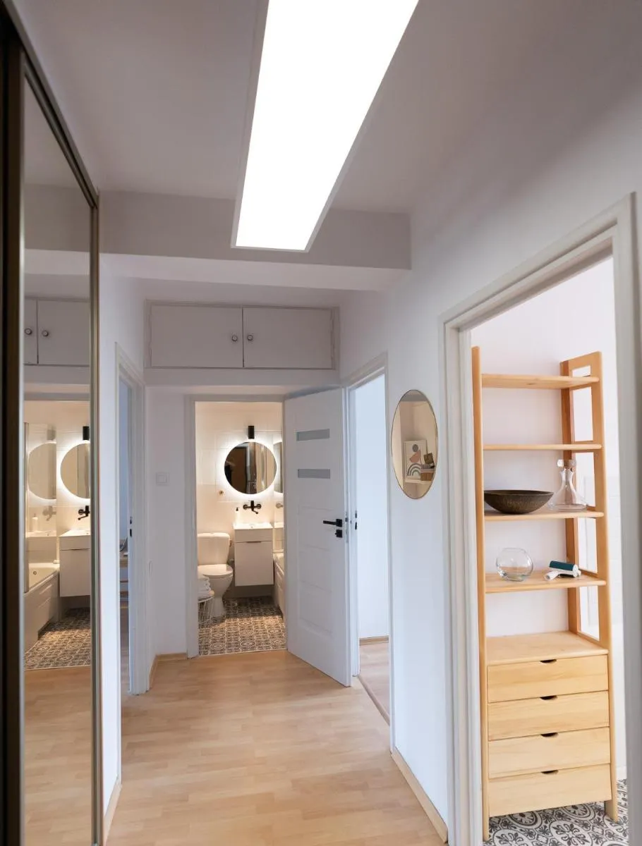 Image 6 of Spacious, quiet and bright apartment, close center, parking, air-conditioned rooms