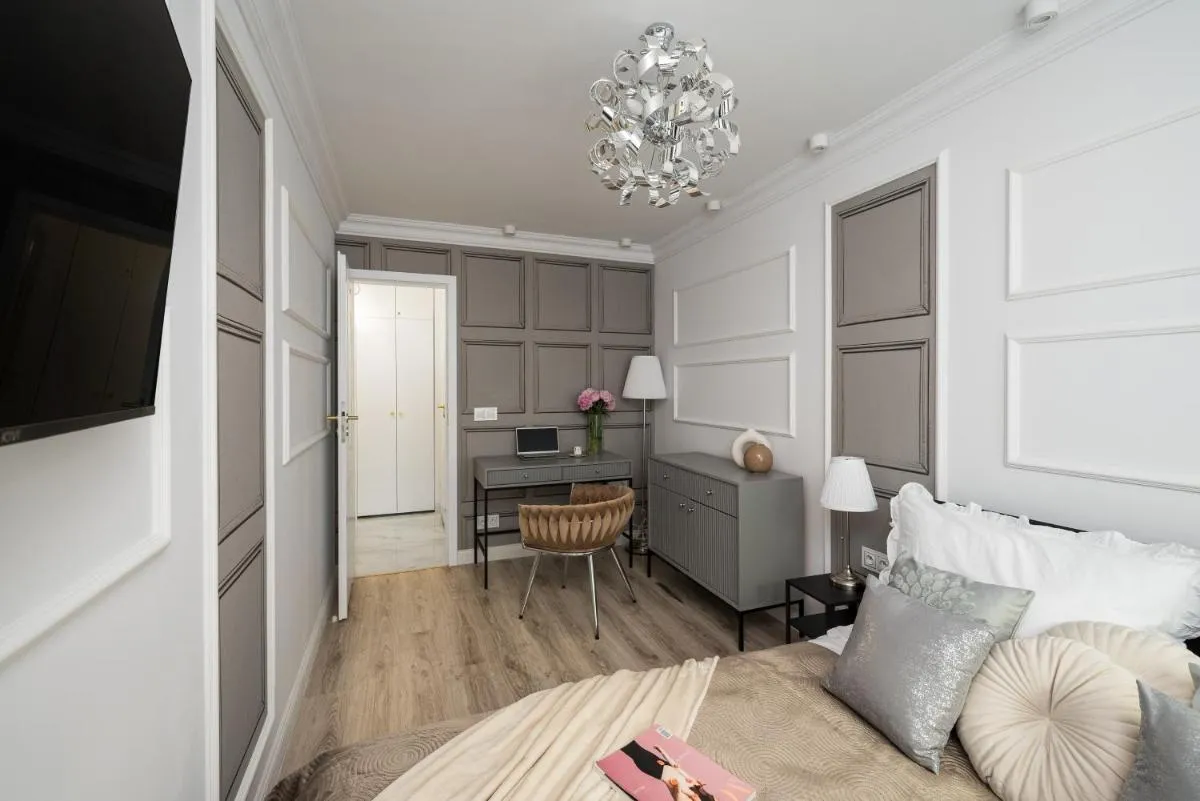 Image 3 of Stunning 2-BR Apartament Palace in the window, air-conditioning 500m to Central Station