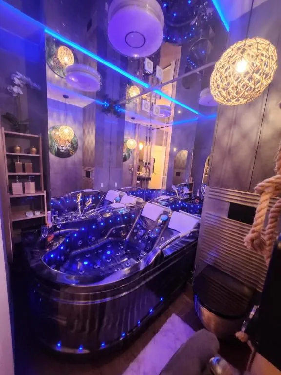 Image of WARSZAWA WOLA Wyjątkowe Studio z Jacuzzi, Sauną i Fotelem do Masażu – Exceptional Studio in Warsaw with Jacuzzi, Sauna and Massage Chair