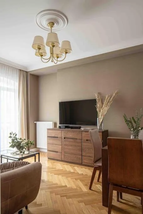 Image 5 of Wyzwolenia Apt , Łazienki Park & Zbawiciela Sq. 2′